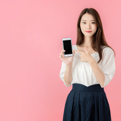 Fototapeta premium スマホを見せる女性