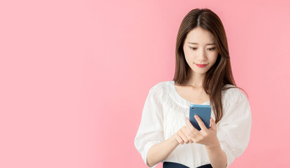 スマホを使う女性