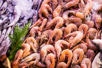 Fresh shrimp in ice, on sale in the market. Many varieties of shrimp, from the sea and ocean. It is an ingredient for making delicious dishes. Showcase in the fish restaurant. Many natural vitamins