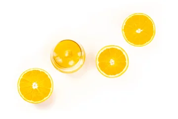 Crédence de cuisine en verre imprimé Jus Une photo prise au-dessus d& 39 un verre de jus d& 39 orange frais avec des moitiés d& 39 orange, prise du haut sur un fond blanc avec espace de copie