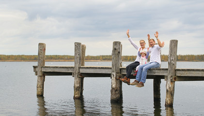 Familienglück im Herbst am See