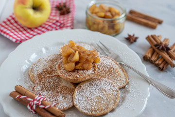 Pancakes mit Apfel Kompott 