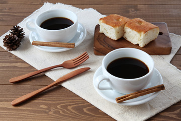 フォカッチャ パンとコーヒー 朝食のテーブル