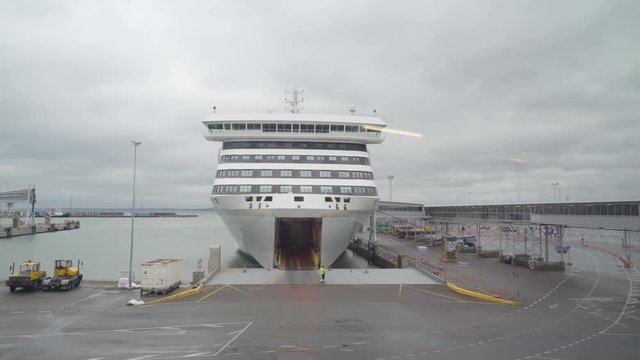20801_The_open_ramp_of_the_big_cruise_in_Tallinn_port_in_Estonia.mov