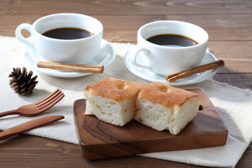 フォカッチャ パンとコーヒー 朝食のテーブル