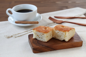 フォカッチャ パンとコーヒー 朝食のテーブル