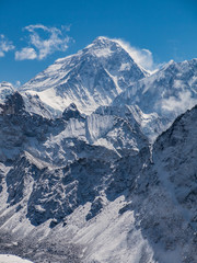 Schneebedeckter Blick auf den Mount Everest und die Himalaya-Berge von Gokyo Ri an einem klaren Tag