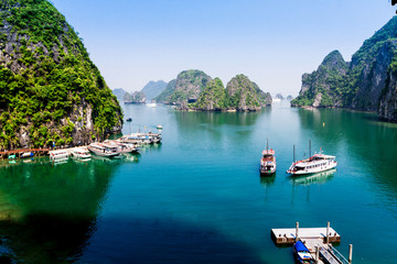 Fototapeta na wymiar Boats in Ha Long Bay, Vietnam