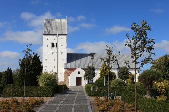 L&ouml;nborg Kirke