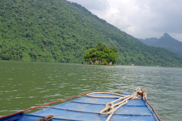 Proue d'un bateau touristique sur le lac Ba Be - 2