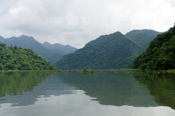 Fototapeta na wymiar Paysages du lac Ba Be
