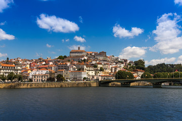 Fototapeta na wymiar Stadt im Berg in Portugal