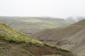 Fototapeta premium Landschaft mit heißen Quellen und Wasserfällen im Hengill Geothermalgebiet / Süd-West-Island 