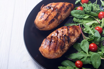 Grilled chicken with spinath and tomatoes salad