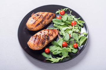 Grilled chicken with spinath and tomatoes salad