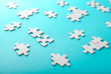 Obraz premium Pieces of jigsaw puzzle on color background