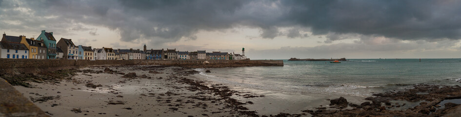 Port de l'&icirc;le de Sein avec le phare Brial-Menn, mar&eacute;e basse l'hiver, Bretagne, France