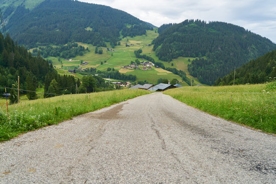 Leere Landstraße in den französischen Alpen