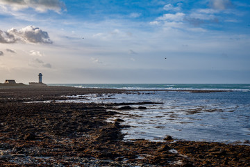 Le guéveur, la corne de brûme de l'ile de Sein l'hiver, marée basse, île de Sein, Bretagne
