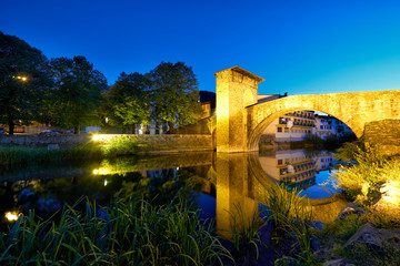 Obraz premium Medieval bridge over the Cadagua river, Balmaseda, Biscay, Basque Country, Euskadi, Euskal Herria, Spain, Europe