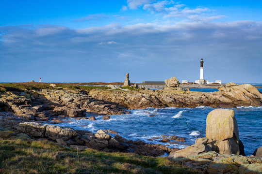 Phare de Goulenez et monument Forces Fran&ccedil;aises libres depuis la c&ocirc;te, &icirc;le de Sein, Bretagne, France