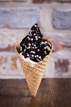 Knusperwaffel mit Frozen Yoghurt, Eiswunder und Knusperperlen
