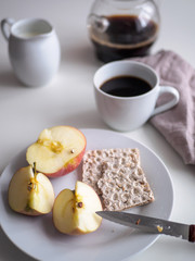Schnelles Frühstück auf dem Küchentresen, gesunde Ernährung