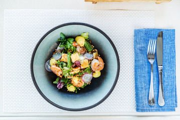 salad with shrimps