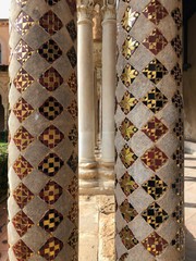 File parallele di colonne mosaicate, Chiostro dei Benedettini, Monreale, Sicilia, Italia