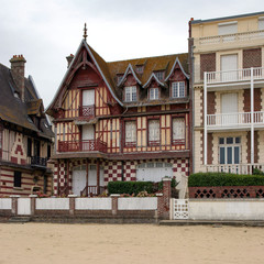 Fototapeta na wymiar timbered house at trouville beach