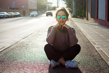 adolescente escuchando música en la calle