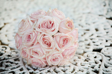 Bouquet da sposa  con rose sopra trama metallica bianca