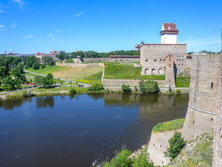 Fototapeta na wymiar The Narva river and the Narva castle