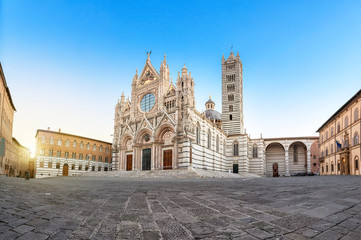 Naklejka premium Katedra w Sienie (Duomo di Siena) na wschód słońca, Toskania, Włochy