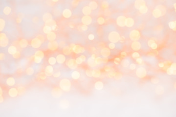 Obraz premium Bożenarodzeniowa kartka z pozdrowieniami. Choinki gałąź na błyskotliwości złotym bokeh zaświeca tło. Koncepcja nowego roku. Skopiuj miejsce.