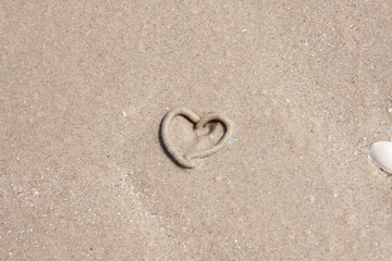 Fototapeta na wymiar Herz aus Sand von einem Wattwurm