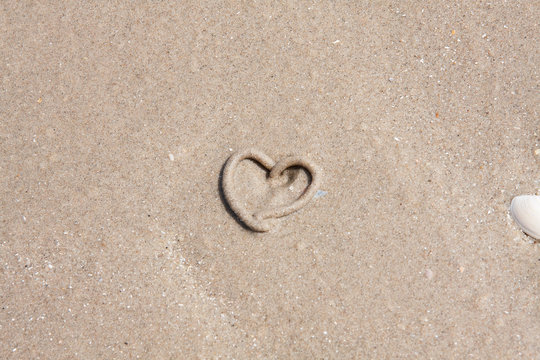 Herz aus Sand von einem Wattwurm