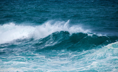 ocean waves breaking