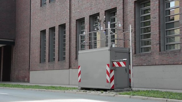Feinstaubbelastung - Emission Umweltbelastung messen - Messanlage neben Verkehrsstra&szlig;e