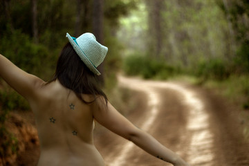 Fotografia mujer desnuda espaldas camino en color