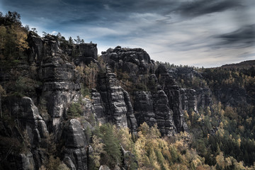 Fototapeta na wymiar Aussicht von einem Aussichtspunkt im der Elbsandstein, Sächsische Schweiz, an einem sonnigen Herbsttag. Sandstein Felsen.