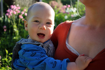 Mutter mit Kind auf dem Arrm