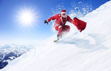 Weihnachtsmann auf dem Snowboard