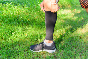 runner wear the compression sleeve and shoes for marathon