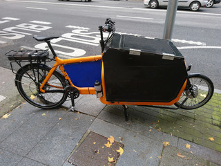 bicicleta eléctrica de carga con caja portabultos para transportar objetos y paquetes o realizar servicios de mensajería