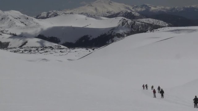 General wiew of people walking in a mountain with snow