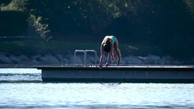 Sprung ins Wasser in Zeitlupe