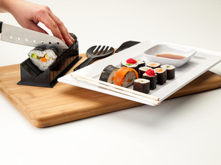 Kit suhi con resultados dentro de una bandeja sobre una tabla de cortar