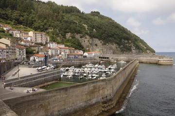 Fototapeta na wymiar Puerto de Lekeitio en el Pais Vasco