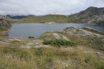 Ibón de estanés en el pirineo aragonés